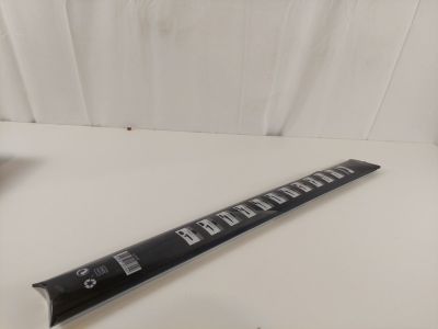 une règle noire posée sur une table blanche, à côté d'une tasse de café