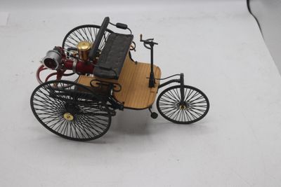une petite maquette de voiture posée sur une surface blanche