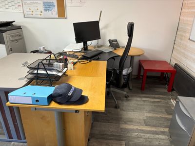 Ensemble comprenant : - Un bureau d'angle en mélaminé avec d…