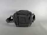 une photo d'un sac photo noir posé sur une table