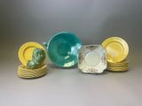 plusieurs assiettes et bols posés sur une table