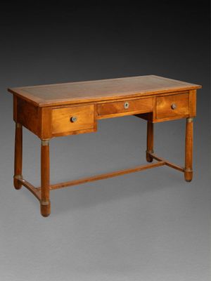 Bureau plat à entretoise ouvrant par des tiroirs en ceinture… - Photo 1