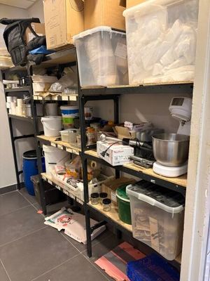 une pièce avec des étagères et des bacs remplis d'objets