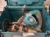 une boîte à outils bleue avec des outils sur une table
