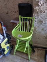 1 chaise bébé en bois peint en vert, réhausseurs ; 2 taboure…