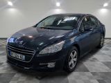 la voiture bleue est garée dans le garage sur le sol en damier