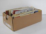 une boîte en carton contenant une pile de papiers