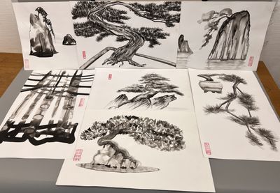 de nombreuses œuvres d'art de styles variés exposées sur une table