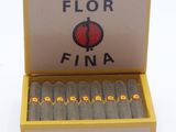 des cigares dans une boîte sur laquelle est inscrit « floor fina »