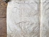 un gros plan sur un morceau de papier posé sur un parquet