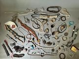 plusieurs types de colliers et de bracelets différents disposés sur une table