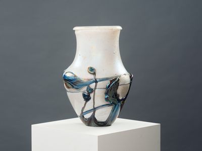 un vase blanc posé sur un socle blanc