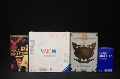 trois livres posés l'un à côté de l'autre sur une table
