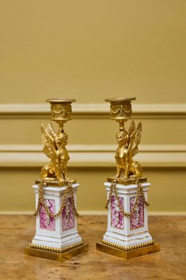 Paire de bougeoirs en bronze ciselé et doré, formant un Sphi…