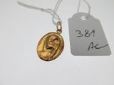 une image représentant un collier en or orné d'une effigie de femme
