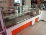 une vitrine en verre au milieu d'un magasin