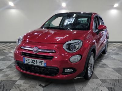 la petite voiture rouge est garée dans une grande pièce
