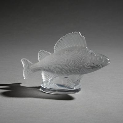 un poisson en verre posé sur une table