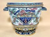 un grand vase bleu et blanc orné d'un oiseau