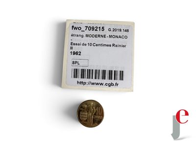un gros plan d'une pièce de monnaie et d'un code-barres sur une surface blanche