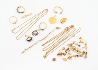 une collection de bijoux en or comprenant des bagues, des bracelets et des colliers