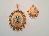 deux pendentifs en or et en pierre turquoise sur un fond blanc