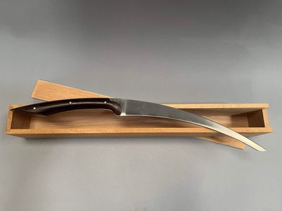 porte-couteaux en bois surmonté d'un couteau
