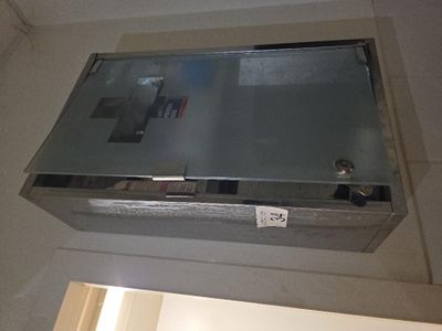 une boîte métallique fixée au mur de la pièce