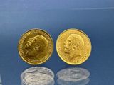 deux pièces d'or posées l'une à côté de l'autre sur une surface bleue