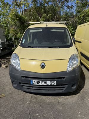 une petite camionnette jaune garée à côté d'une camionnette jaune