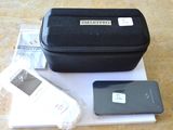 un téléphone portable et un étui posés sur une table