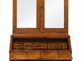 une vieille commode en bois surmontée d'un miroir