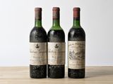 trois bouteilles de vin posées sur une table en bois