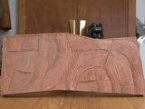 un bloc de bois posé sur une table