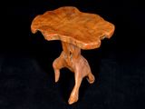 un gros plan d'une table en bois sur fond noir