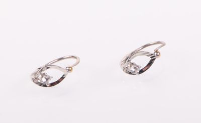 Paire de pendants d'oreilles En or gris 18k (750) sertis de …