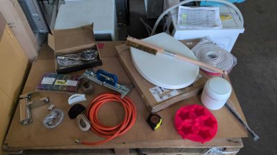 une table sur laquelle sont posés de nombreux outils