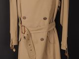 une photo d'un trench-coat beige sur un mannequin