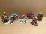 beaucoup de petites figurines de village de Noël sur la table