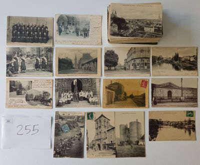 plusieurs cartes postales anciennes, de types et de tailles variés, posées sur un fond blanc