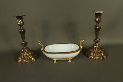 deux bougeoirs et un bol posés sur une table, sur fond gris