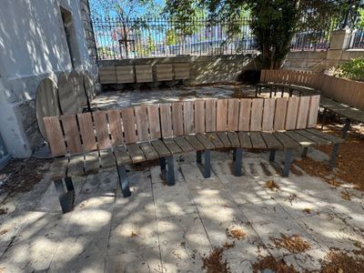 un banc fait de planches de bois sur le trottoir