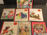 Plusieurs livres pour enfants sont alignés sur une surface noire