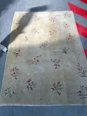 un tapis posé à même le sol, sur lequel se trouve une télécommande