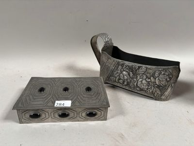 deux objets en métal argenté, à savoir un vase et une boîte