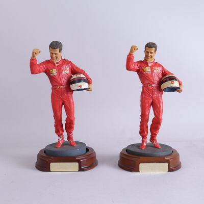 deux figurines représentant chacune un homme portant un casque