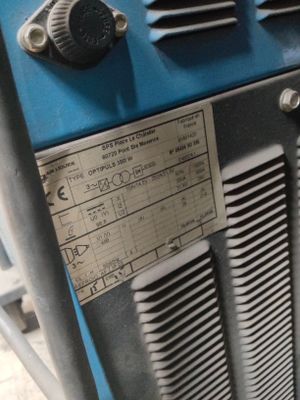 un gros plan d'une machine comportant de nombreuses pièces métalliques