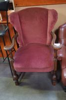 fauteuil recouvert de velours rose