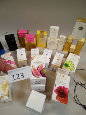 beaucoup de parfums différents sur la table