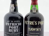 deux bouteilles de vin tawny posées sur une surface blanche